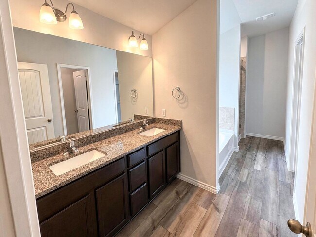 Building Photo - Spacious 4 Bed / 2.5 Bath Home with Fenced Yard & Modern Finishes in Belton