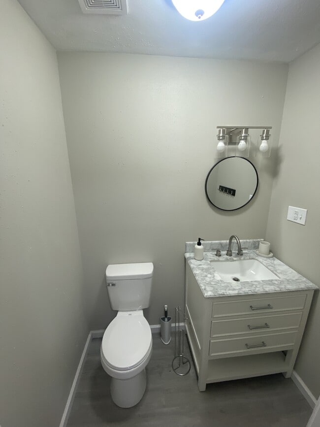 Building Photo - 992 Park Meadow Dr