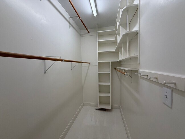 Building Photo - 935 Charter Oaks Dr