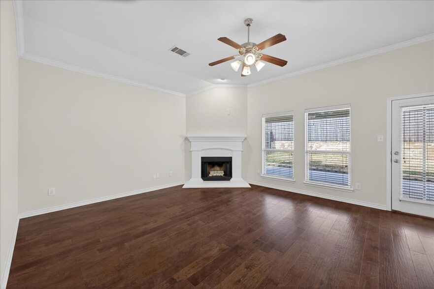 LIVING ROOM - 6124 Amberjack Trl