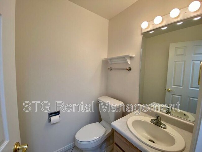 Building Photo - 2215 Chandler Dr