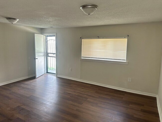 Building Photo - 1539 Barton St