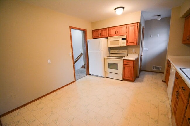 Building Photo - Absolutely pristine, unique multi-level floor plan