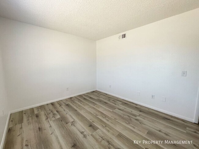 Building Photo - 2705 Jennydiane Dr