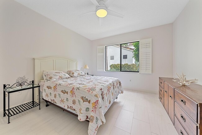 Building Photo - 811 Oak Harbour Dr