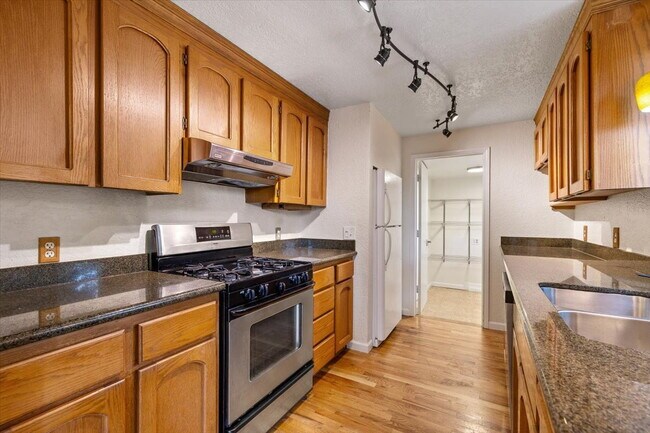 Building Photo - Spacious 3 bed 2.5 bath in Eastgate neighborhood.