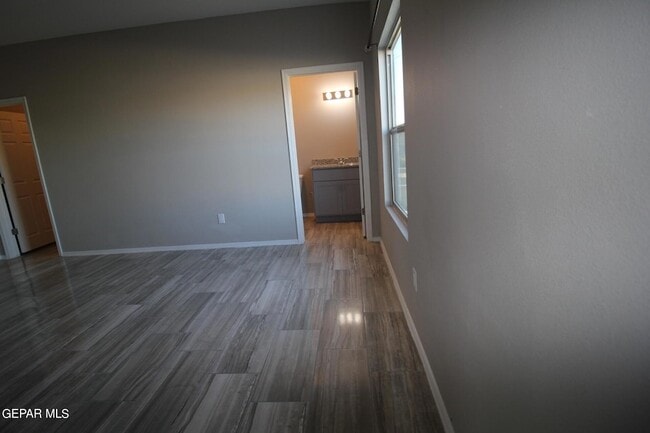 Building Photo - 517 Val Verde St