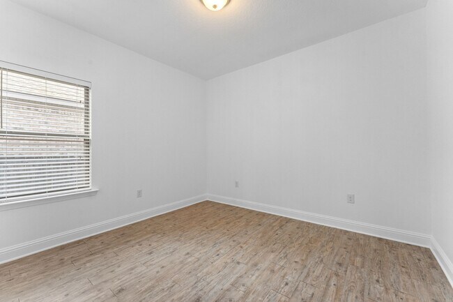 Building Photo - 27320 Lashay Dr