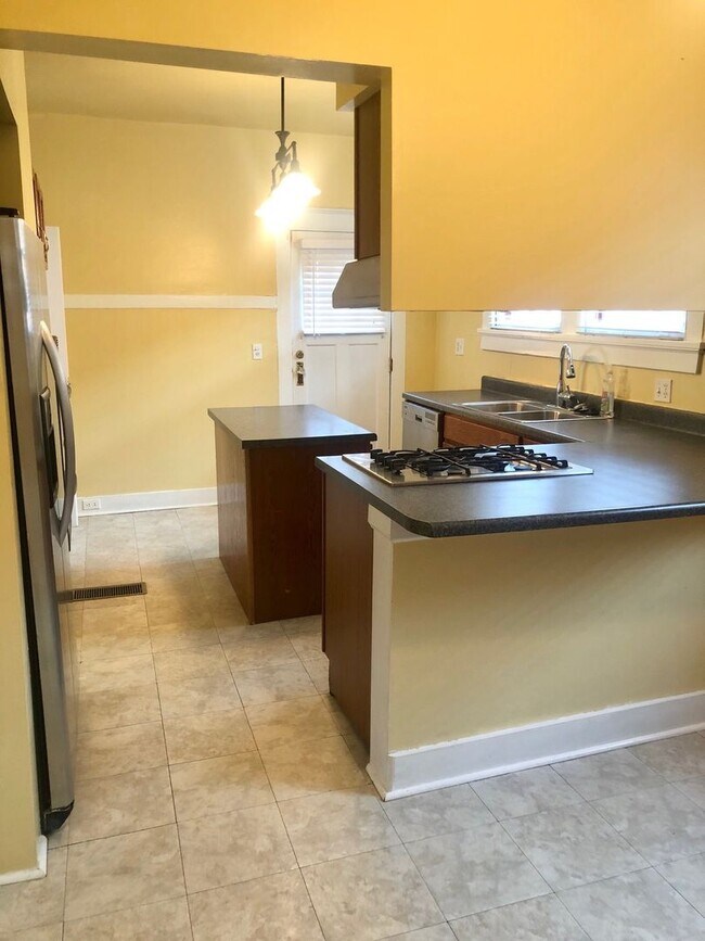 Building Photo - Spacious 2BD with Sun Room and Large Backyard