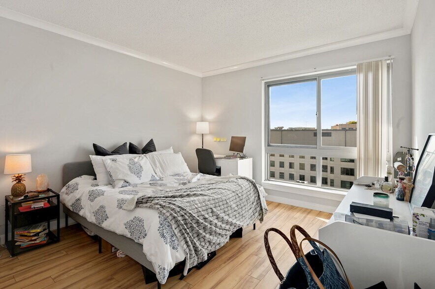 Large 2 bedroom with lots of light - 777 7th St NW