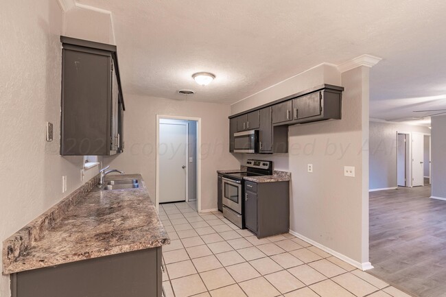 Building Photo - 5130 Leland Dr
