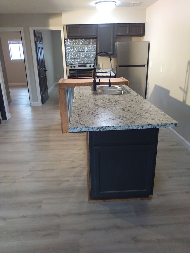 Building Photo - 2 Bedroom , 1 Bathroom Apartment!