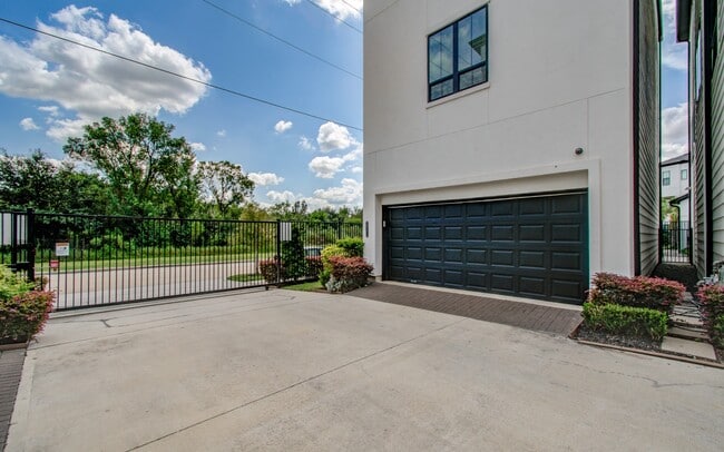 Building Photo - 2812 Grand Fountains Dr