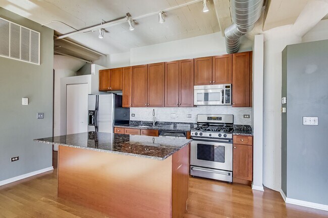Building Photo - SW CORNER 2 BED / 2 BATH CONDO IN UNIVERSI...