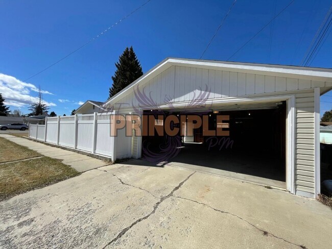 Building Photo - Charming 2-Bedroom Home on the Flats