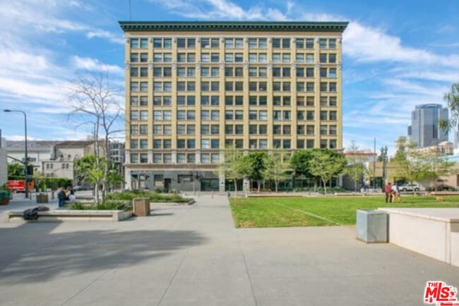Building Photo - 108 W 2nd St