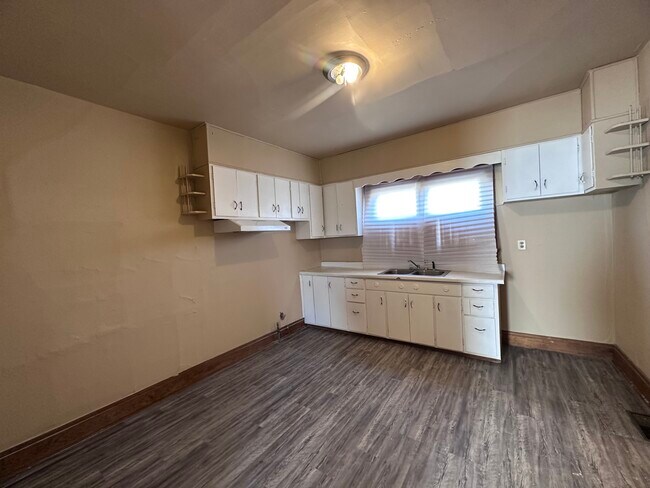 Building Photo - 905 Oak-