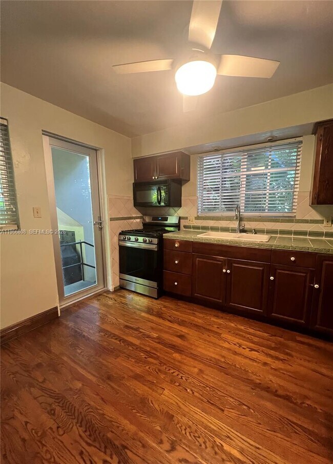 Building Photo - 814 Michigan Ave