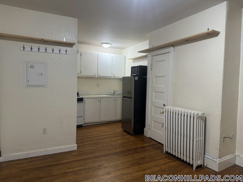 Building Photo - 72 Revere St