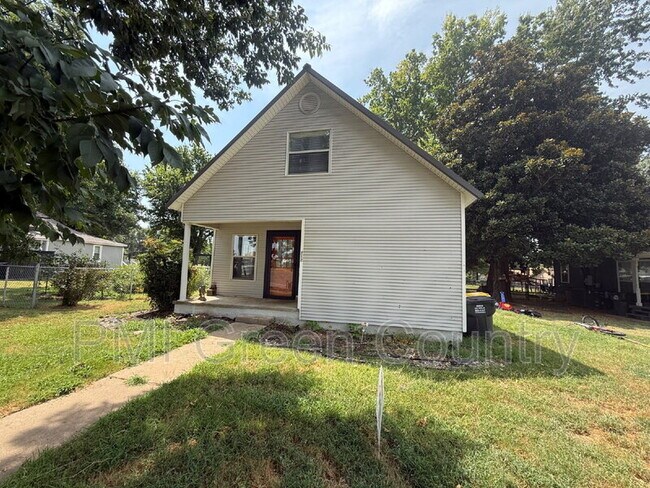 Building Photo - 212 W Pecan St