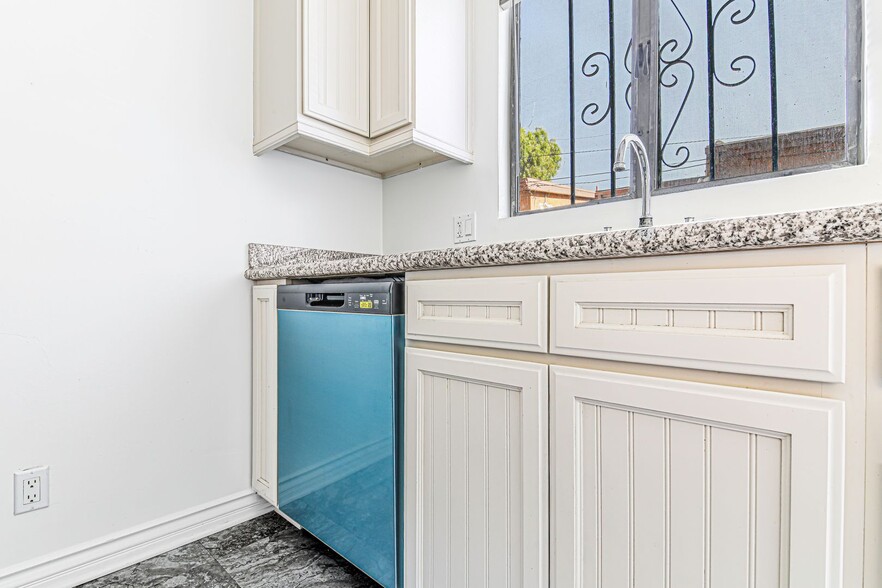 Building Photo - 809 Flora Dr