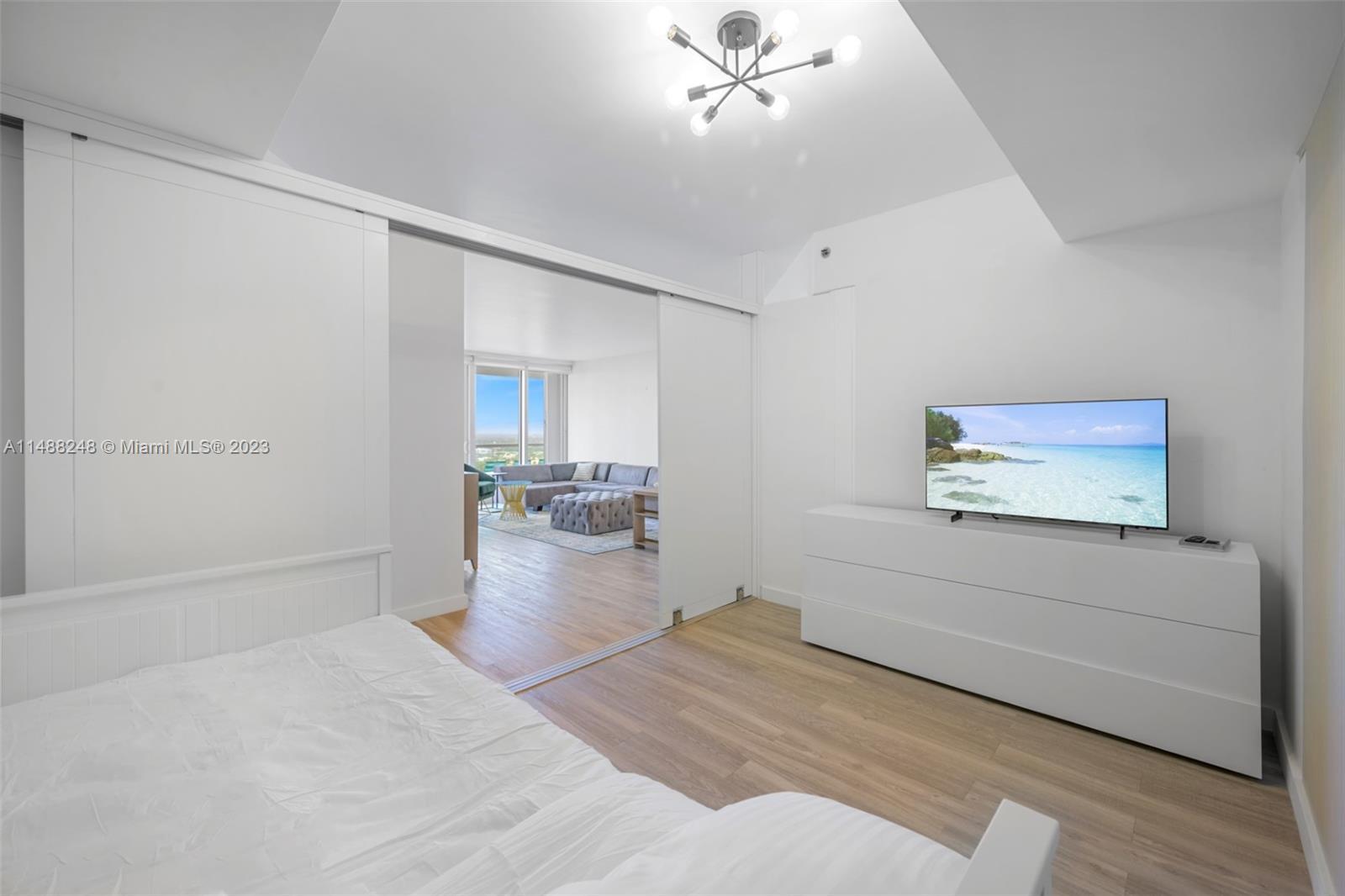 Building Photo - 7000 Island Blvd