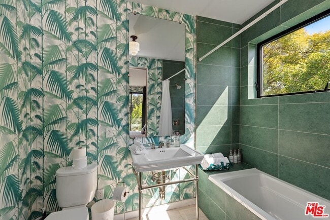 Building Photo - 1724 N Sierra Bonita Ave