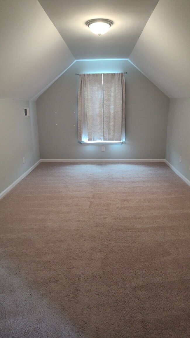 Building Photo - Spacious Home in a Gated Community!!!
