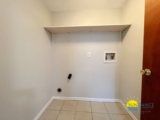 Building Photo - Quaint 2 Bedroom Townhouse in Fort Walton Beach!