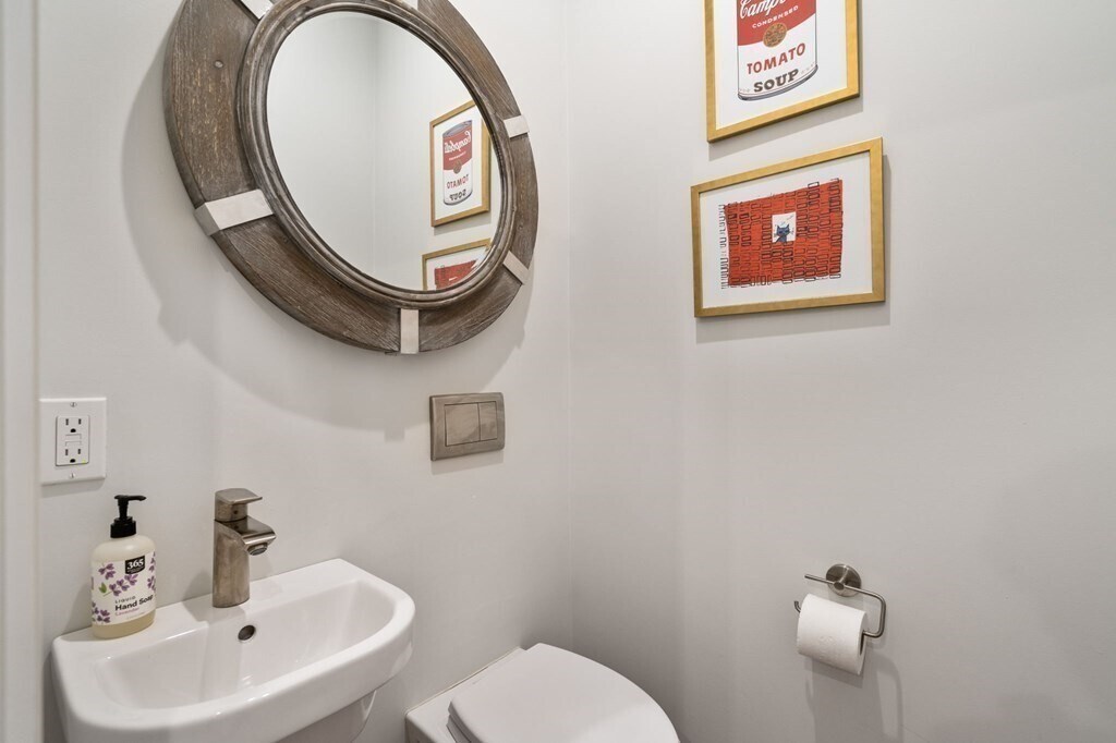 Building Photo - 52 Melrose St