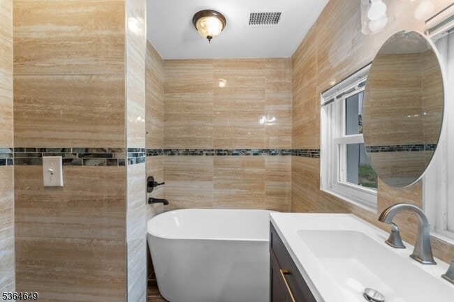 Building Photo - 70 Bruno St