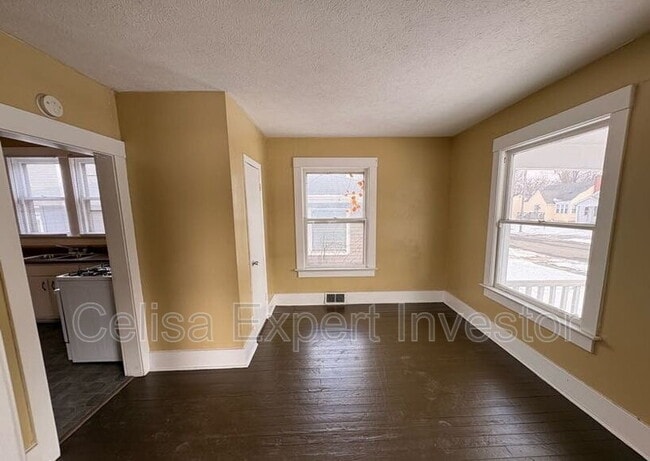 Building Photo - 3420 Plaza Dr