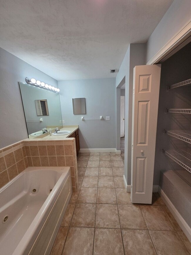 Building Photo - 3BR/3BA Two-Story Quad – Prime Location & Move-In Ready!