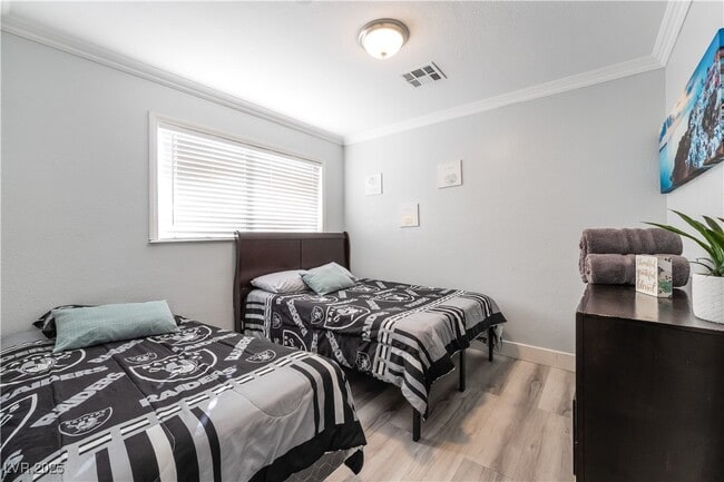 Building Photo - 2419 E Vegas Valley Dr