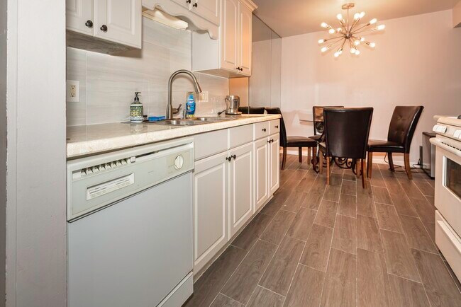 Building Photo - 9601 Bayview Dr