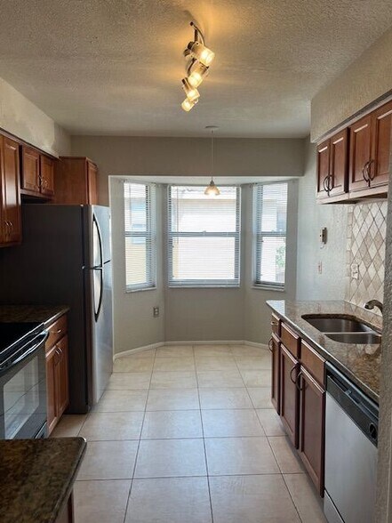 Building Photo - 7757 Sugar Bend Dr