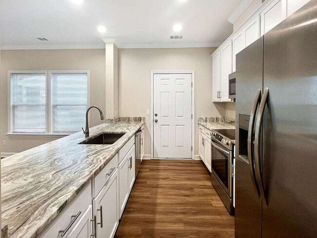 Building Photo - 39 Travis St