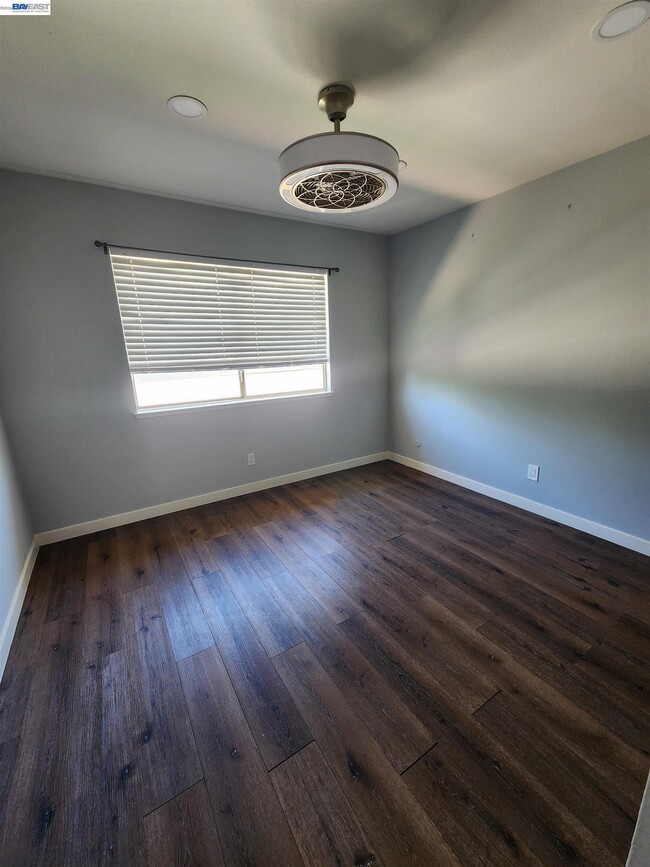 Building Photo - 4985 N Holt Ave