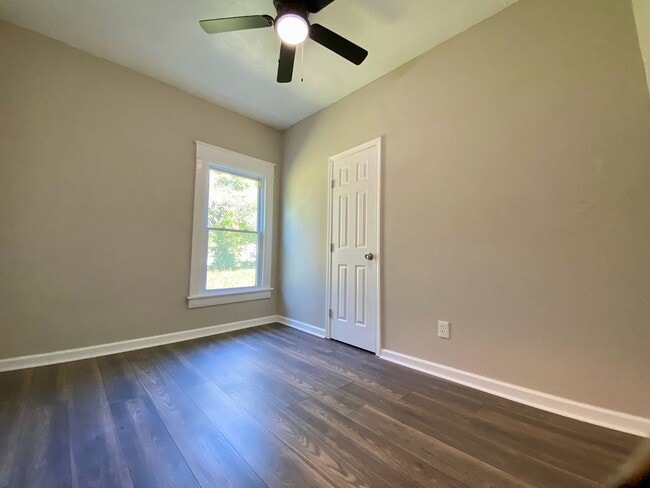 Building Photo - Beautifully Updated 4 Bed 2 Bath Home!