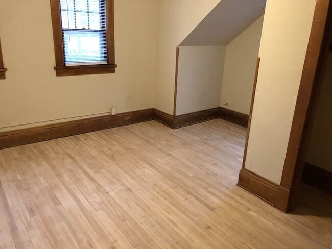 Building Photo - Huge 5 Bed 2 Bath home near UWEC with big ...