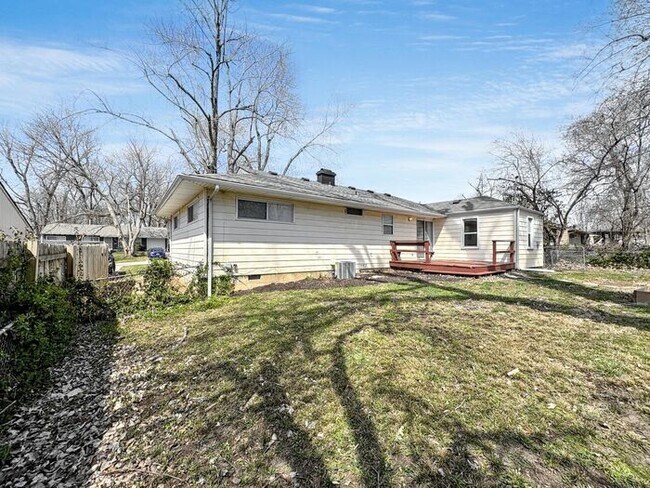 Building Photo - Spacious 4-Bedroom Home in a Prime Locatio...
