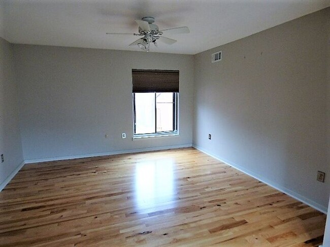 Building Photo - Fabulous 2 BR Condo near German Village!