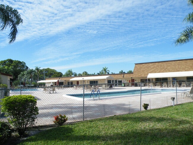 Building Photo - 15 Willowbrook Ln