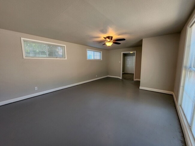 Building Photo - 3 Bedroom 2 Bath brick home in Shawnee