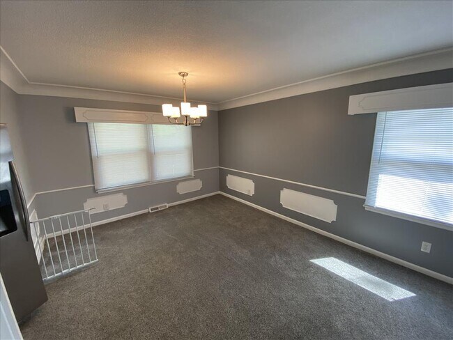 Building Photo - West Des Moines Home!