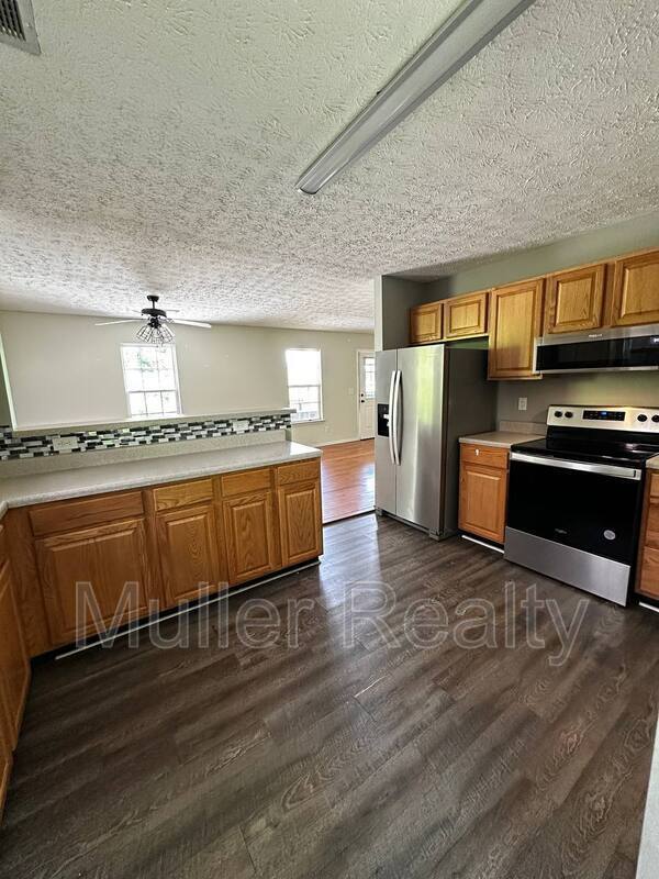 Building Photo - 621 Latham Ave