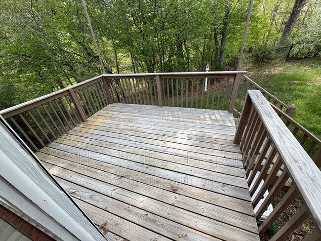 Building Photo - 713 Trail's End Dr