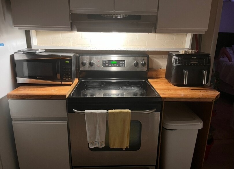 Building Photo - 24 Rocky Hill Ave