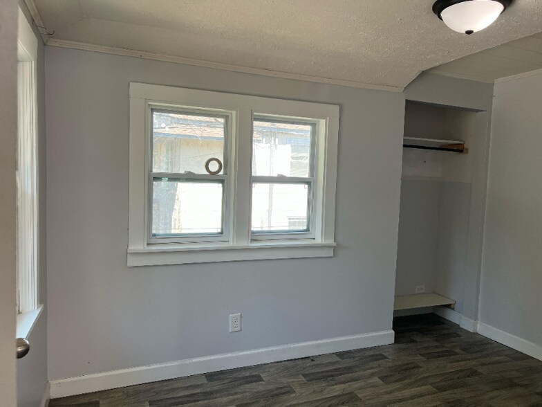 Building Photo - 406 8th Ave S