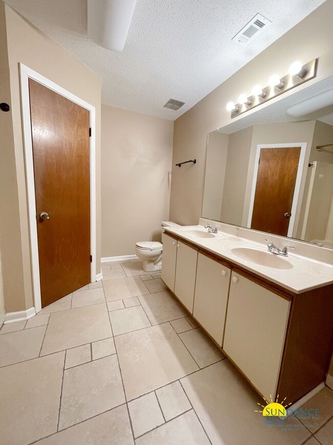 Building Photo - Beautifully Updated 2-Bedroom Duplex in Fort Walton Beach!